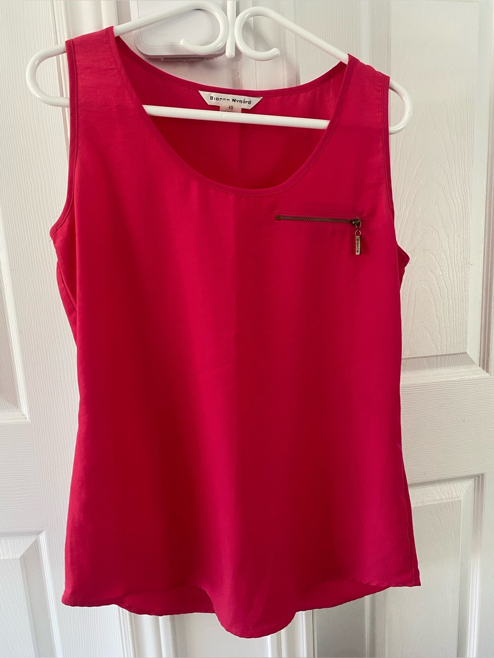 Sleeveless Zip-Accent Women's Tank Top - Bright Pink